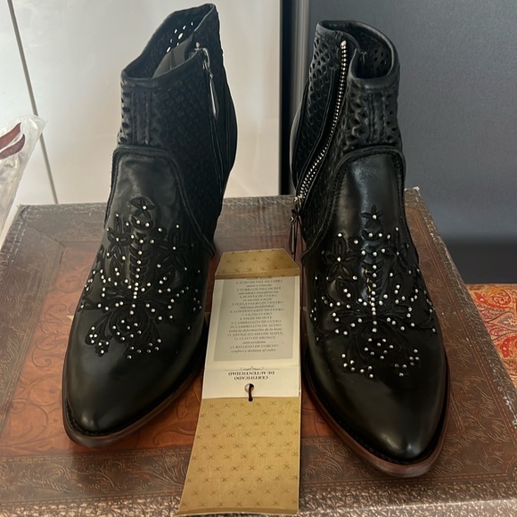NWT Cuadra black booties
